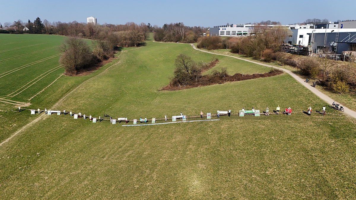 Luftbild vom Piepersberg in Solingen mit einer Menschenkette als Symbol für den verbleibenden Abstand von dem Gewerbegebiet Piepersberg-Ost durch das Tal bis zum geplanten Gewerbegebiet Piepersberg-West