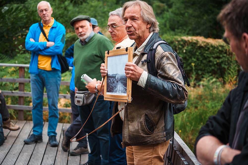 Jan Boomers von der Biologischen Station Mittlere Wupper erläutert die Geschichte der Ohligser Heide (Foto: Simon van de Loo)
